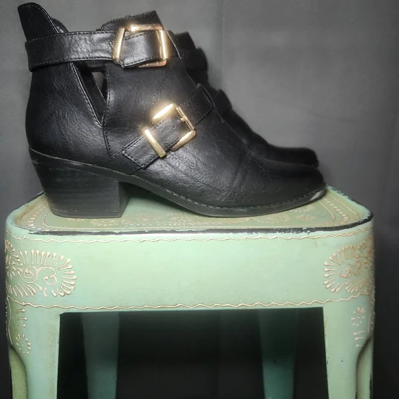 Forever 21 Black Pointed Toe Ankle Boots - Picture 2 of 5